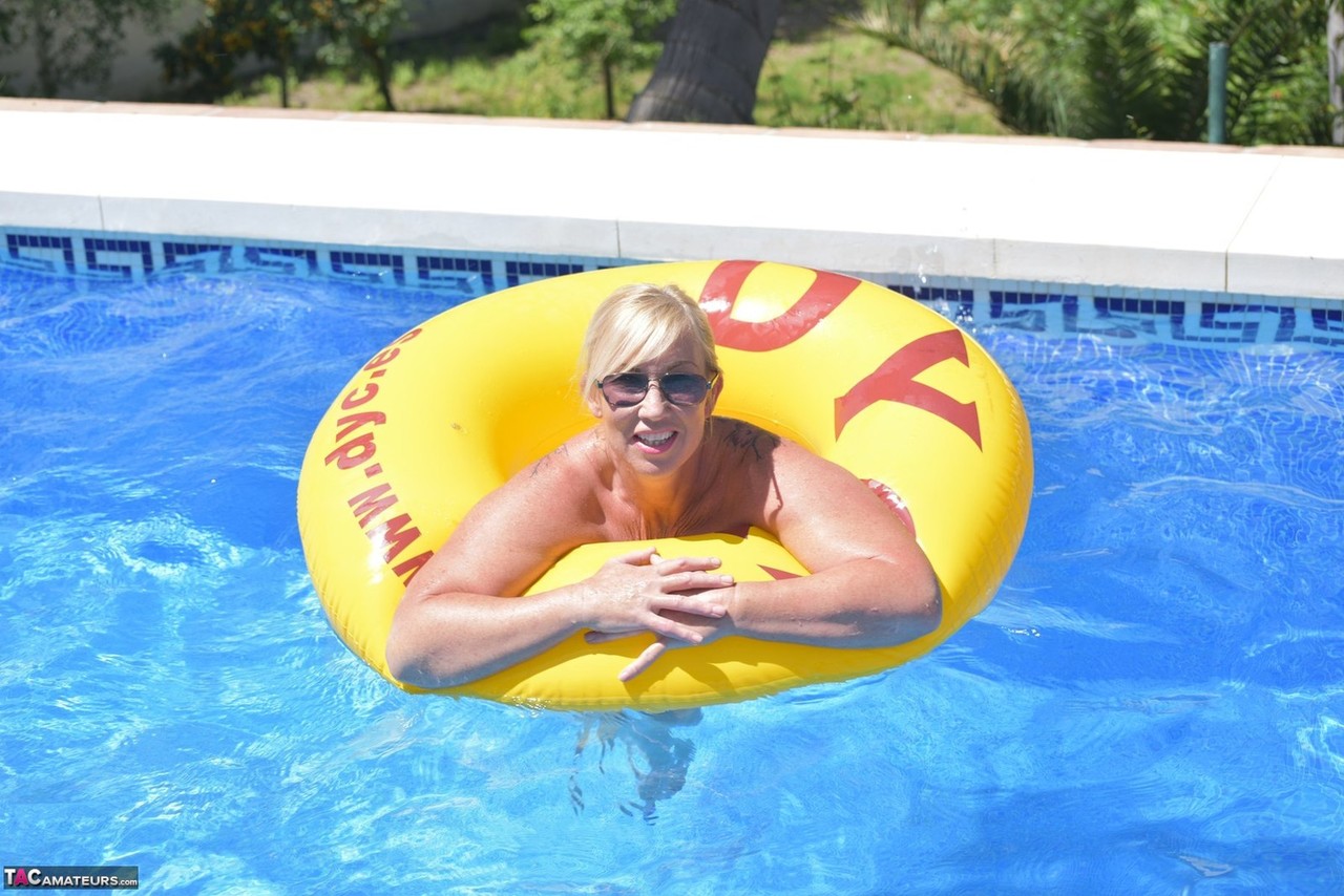 Blonde amateur Melody displays her overweight body in a swimming pool foto porno #425942991