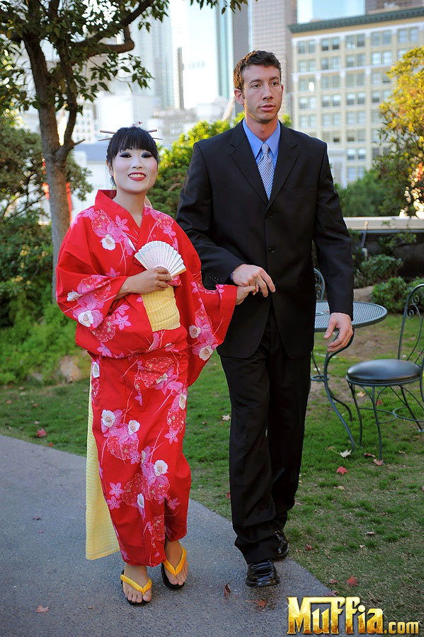 Japanese Geisha pleasures a white man she just met in a public park foto pornográfica #422626600 | Reality Kings Pics, Yuki Mori, Jordan Ash, Asian, pornografia móvel