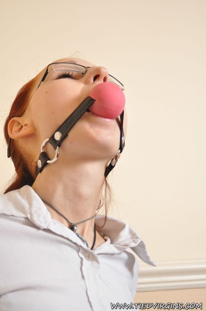 Geeky redhead sports a big ball gag while restrained in chains Porno-Foto #426870876
