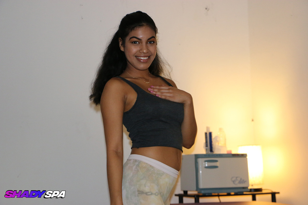Busty babe Maya gave therapeutic massage including jerking off her client 포르노 사진 #424354102 | Shady Spa Pics, Maya Ferrall, Yoga Pants, 모바일 포르노