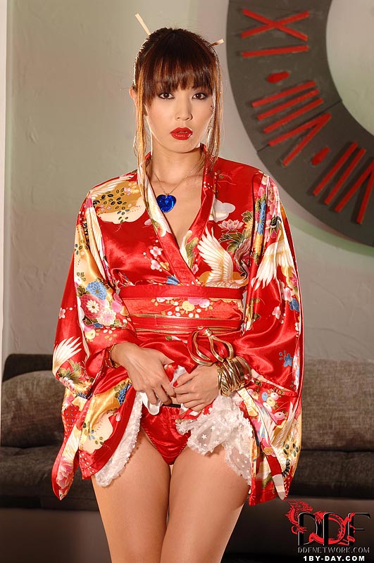 Beautiful Asian model Marica Hase hikes her kimono to finger her pussy 色情照片 #427402255