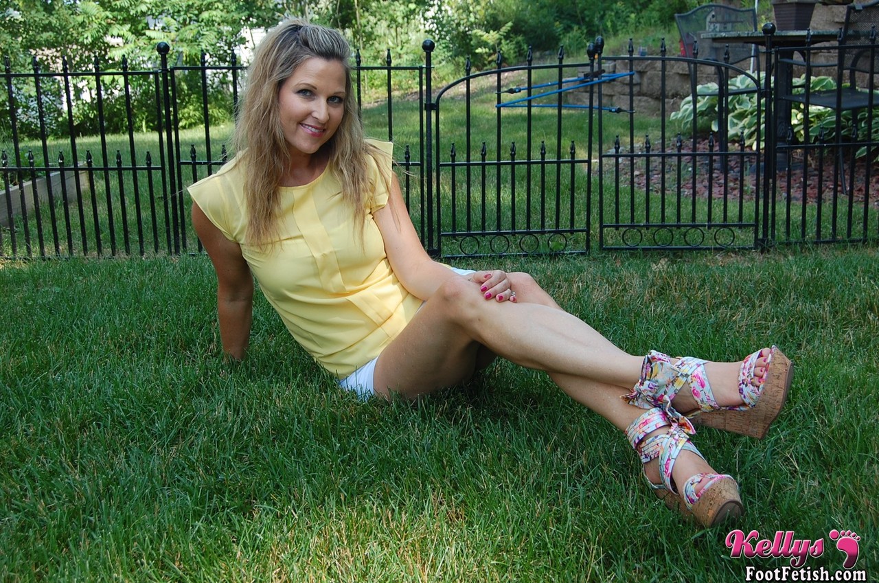 Non nude female Kelly Anderson displays her pretty feet on the lush grass foto porno #425680671