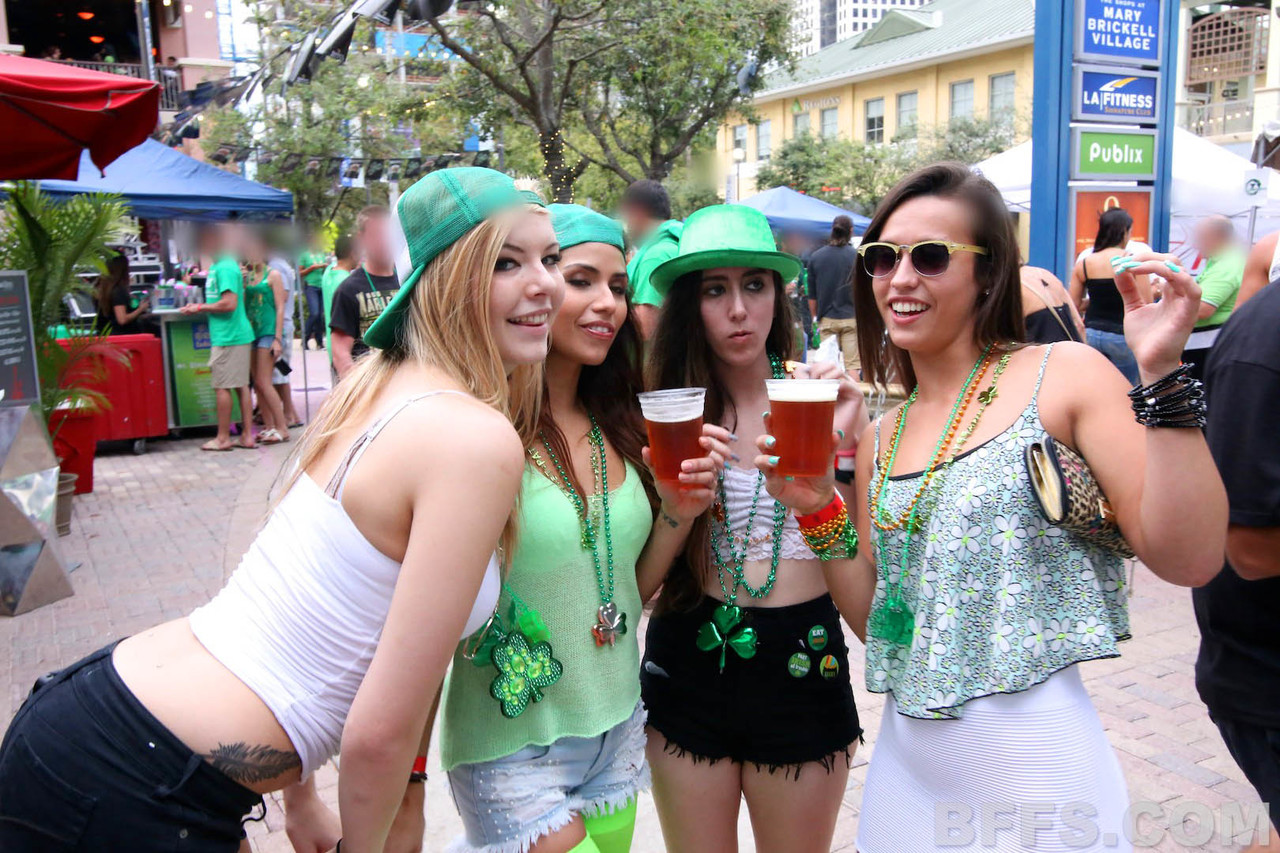 Drunk teen Kelsi Monroe brings girls and boys home for orgy on St Paddy's day ポルノ写真 #426768915