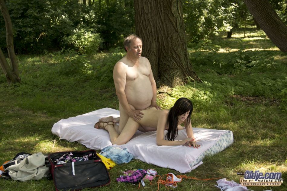 Tiny teen nearly expires under the weight of her old sugar daddy on a blanket 포르노 사진 #423776068