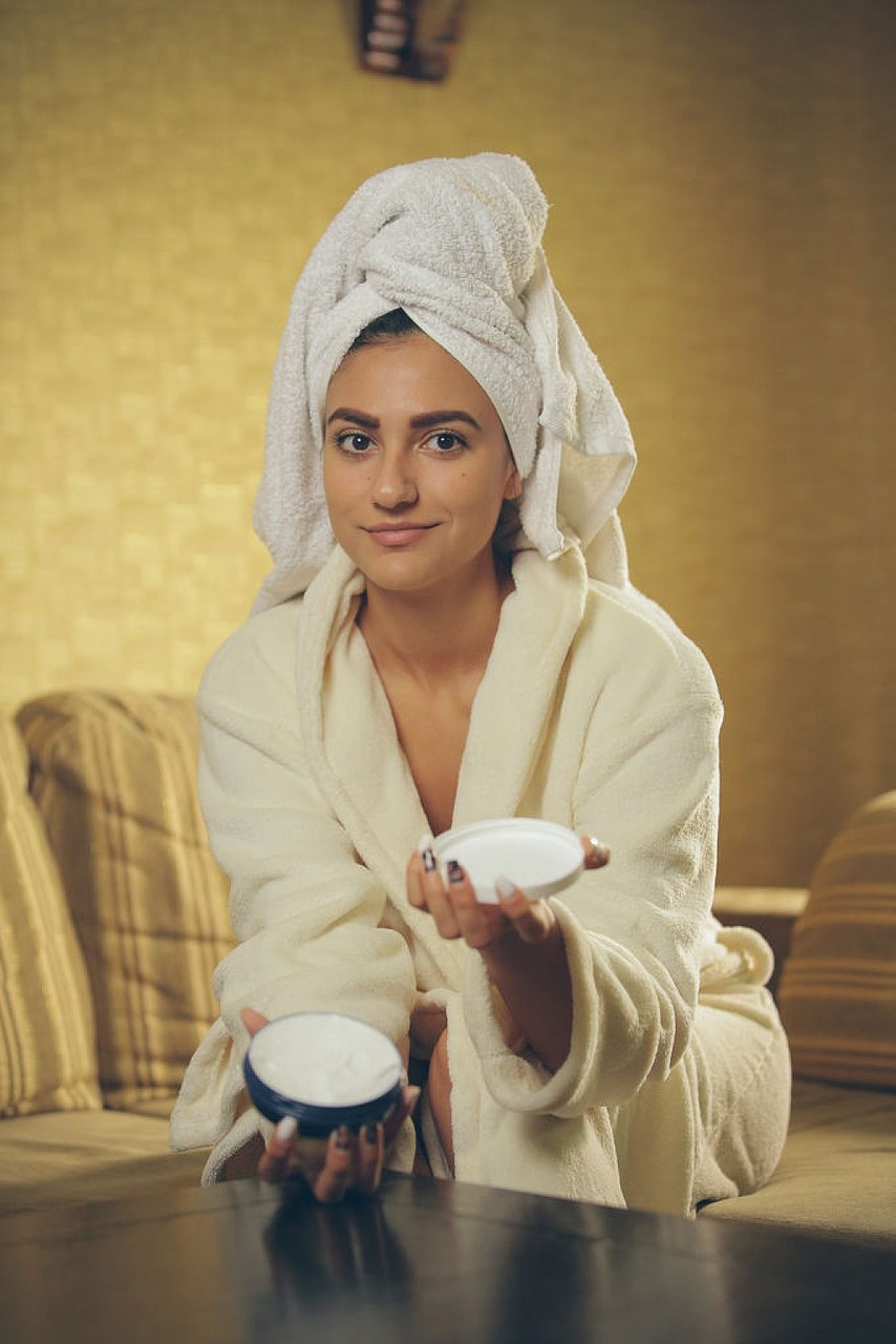 Exotic teen girl Cira Nerri rubs in lotion in a robe and towel 色情照片 #427174149