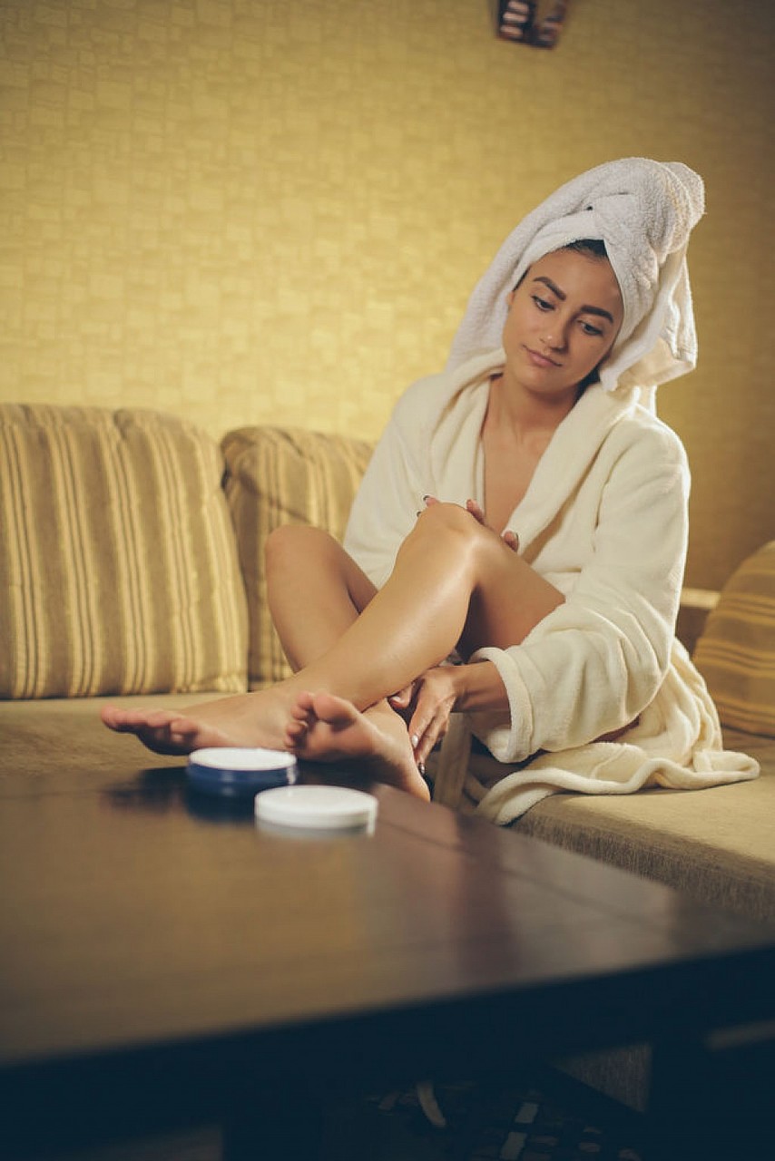 Exotic teen girl Cira Nerri rubs in lotion in a robe and towel 포르노 사진 #427174150 | Met Art X Pics, Cira Nerri, Teen, 모바일 포르노