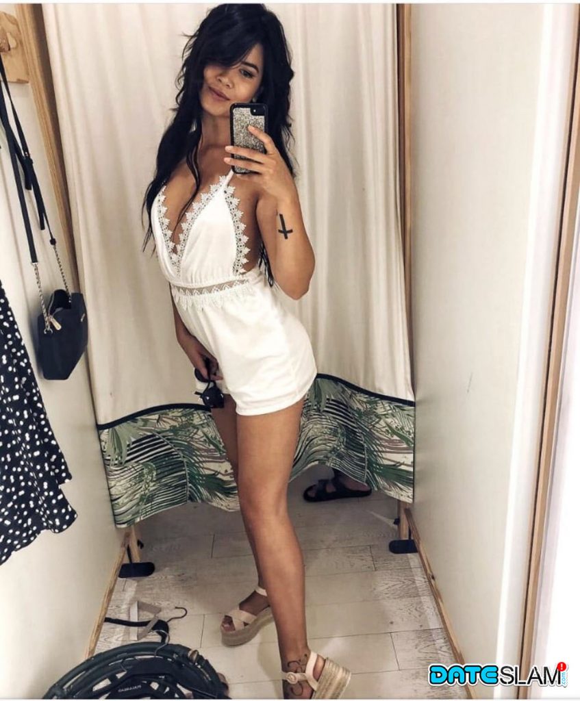 Amateur Chick Dee Takes Selfies In Her Day To Day Clothes And Lingerie Too