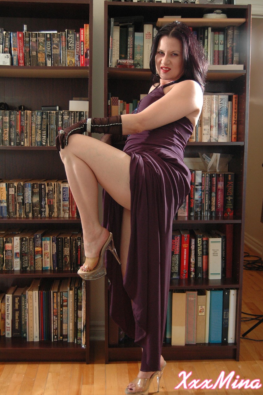 Amateur model Mina Gorey strips naked in gloves and heels afore a bookcase foto porno #427286189