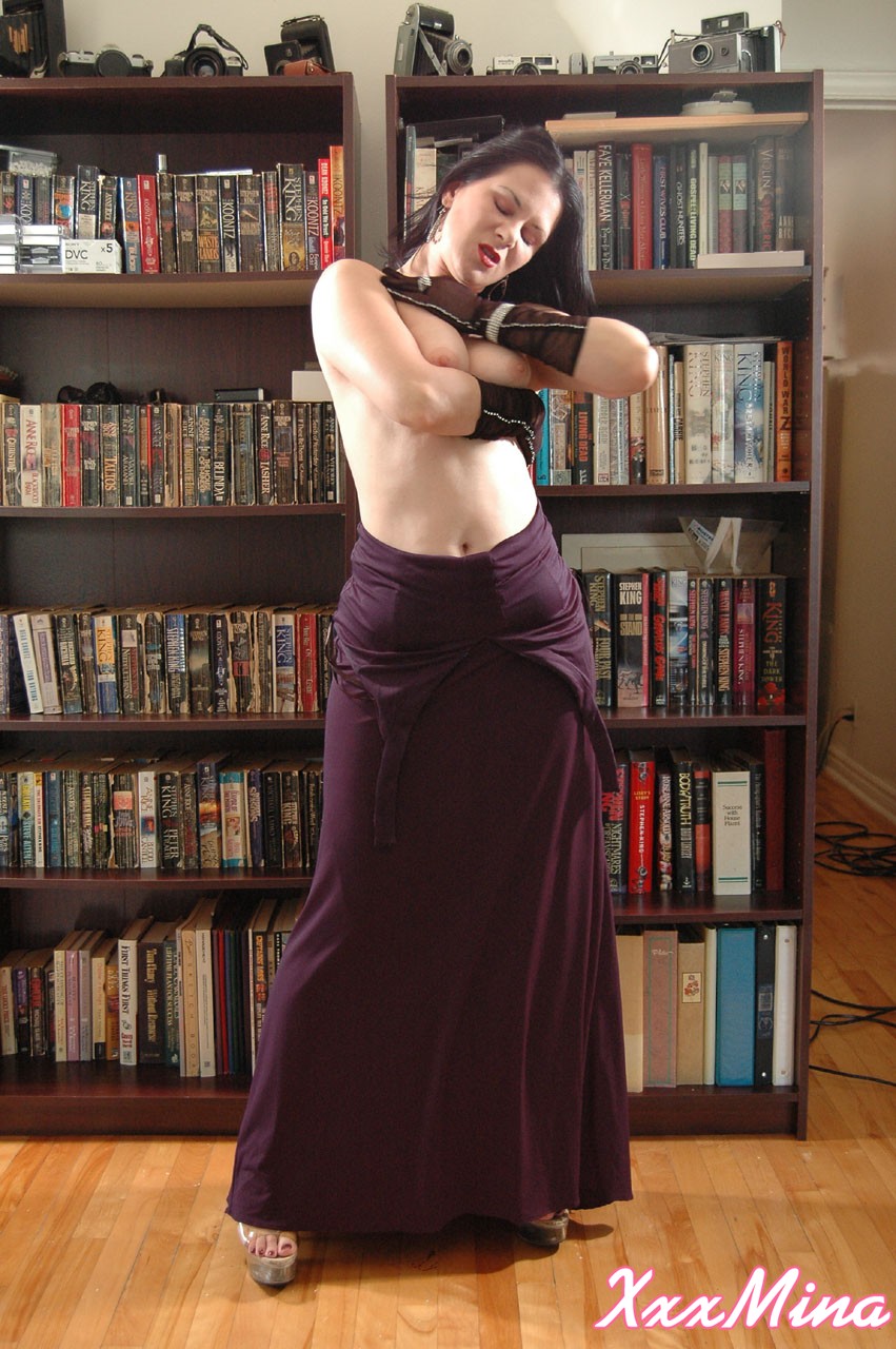 Amateur model Mina Gorey strips naked in gloves and heels afore a bookcase porno fotoğrafı #427286193
