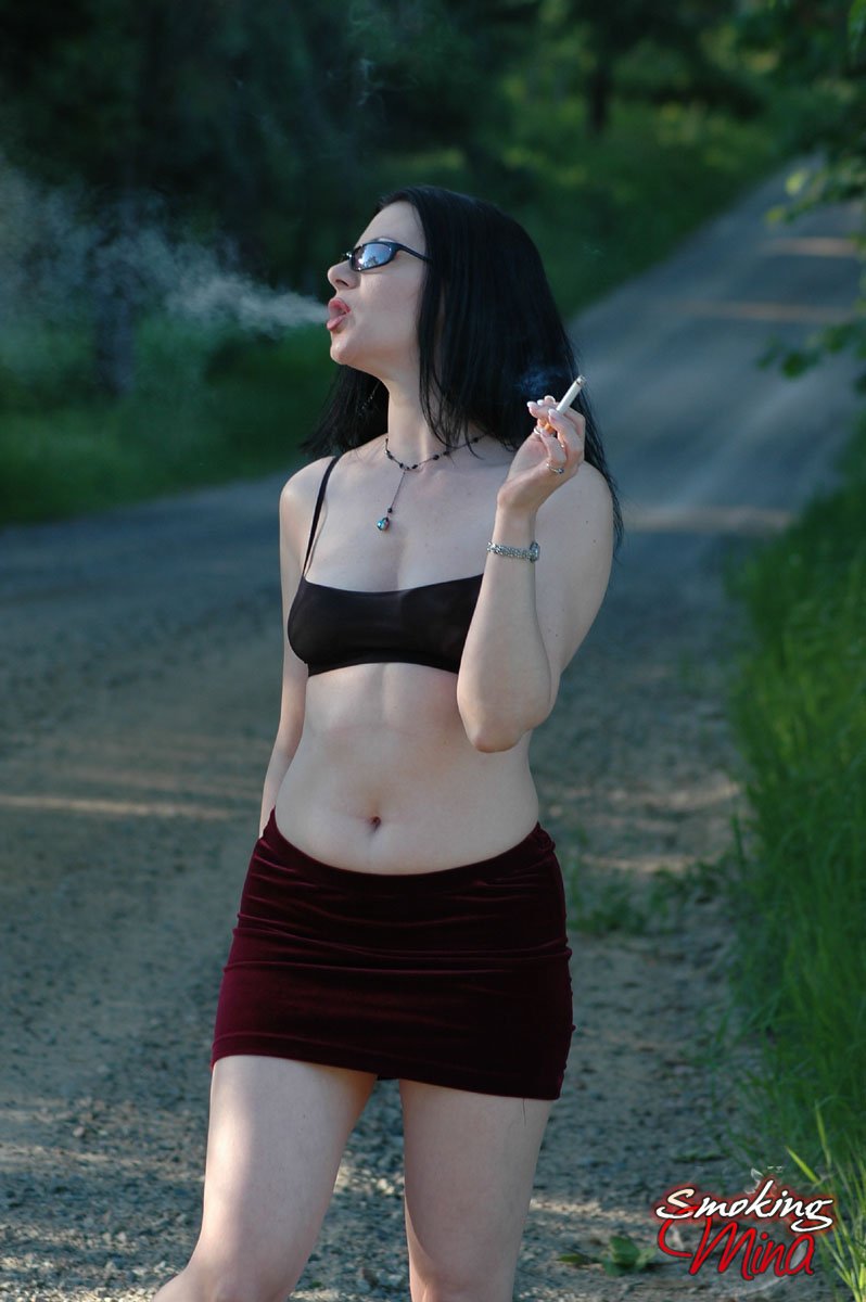 Brunette chick exposes her naked body on gravel road while smoking 포르노 사진 #427027016