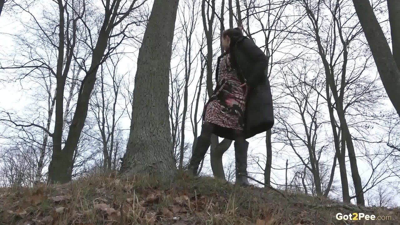 Liza takes a badly needed piss while taking a walk through the woods 포르노 사진 #427406389