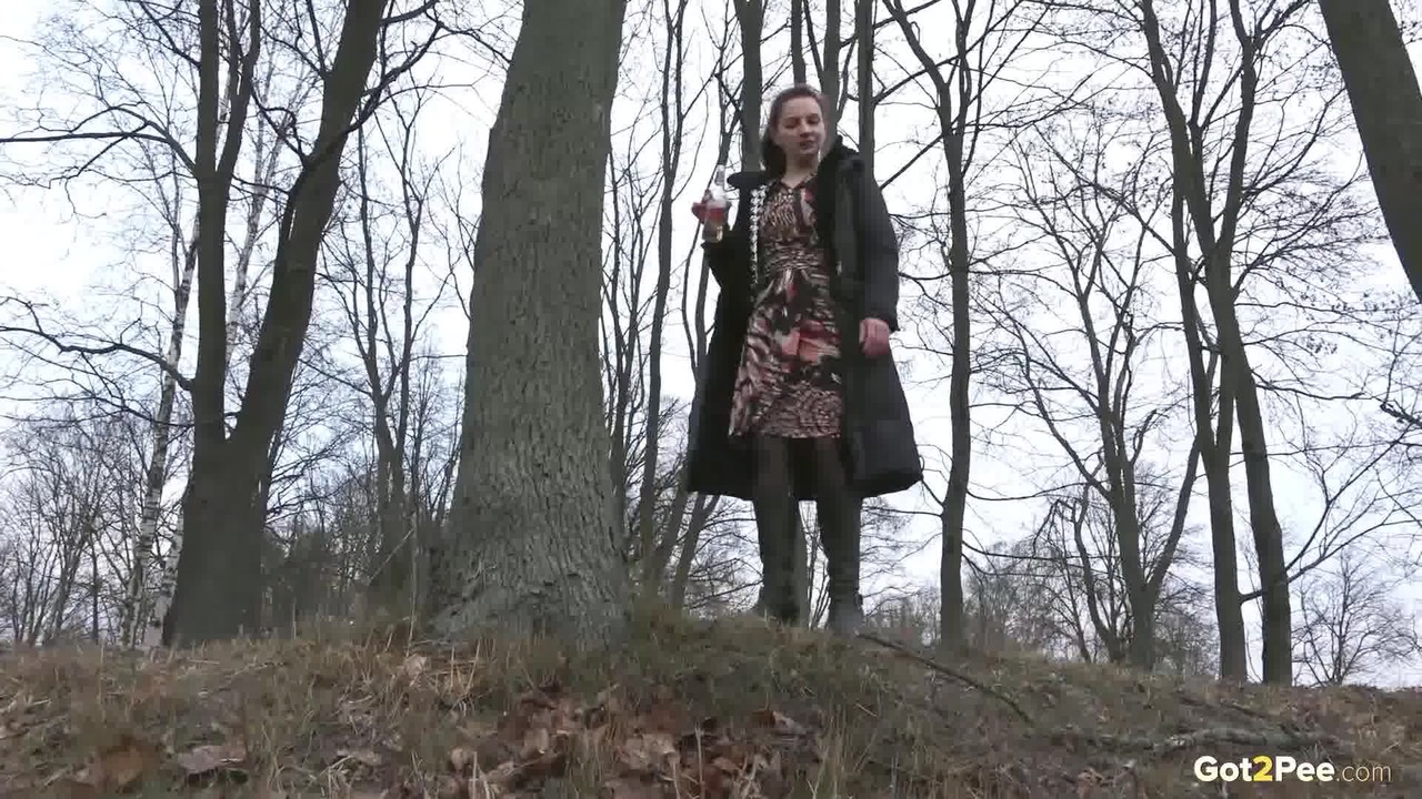 Liza takes a badly needed piss while taking a walk through the woods 色情照片 #427406405 | Got 2 Pee Pics, Liza, Public, 手机色情