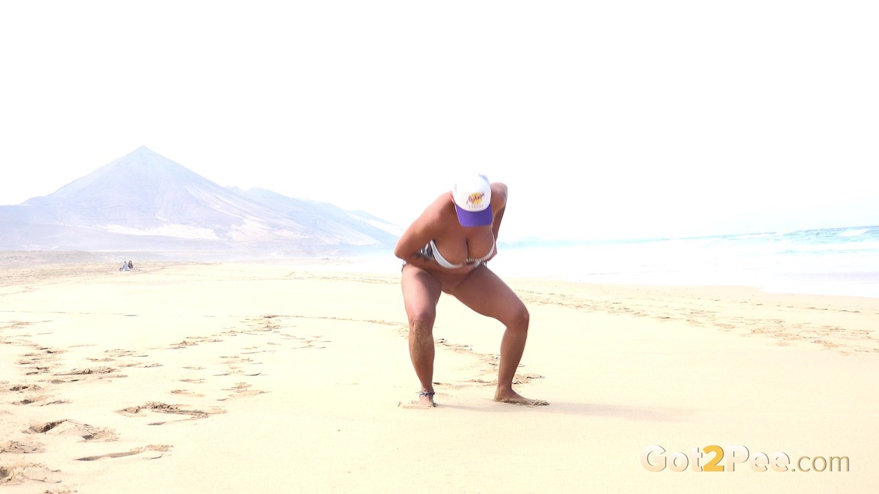Caucasian female Chloe takes a piss while while traipsing on a deserted beach 色情照片 #424655804