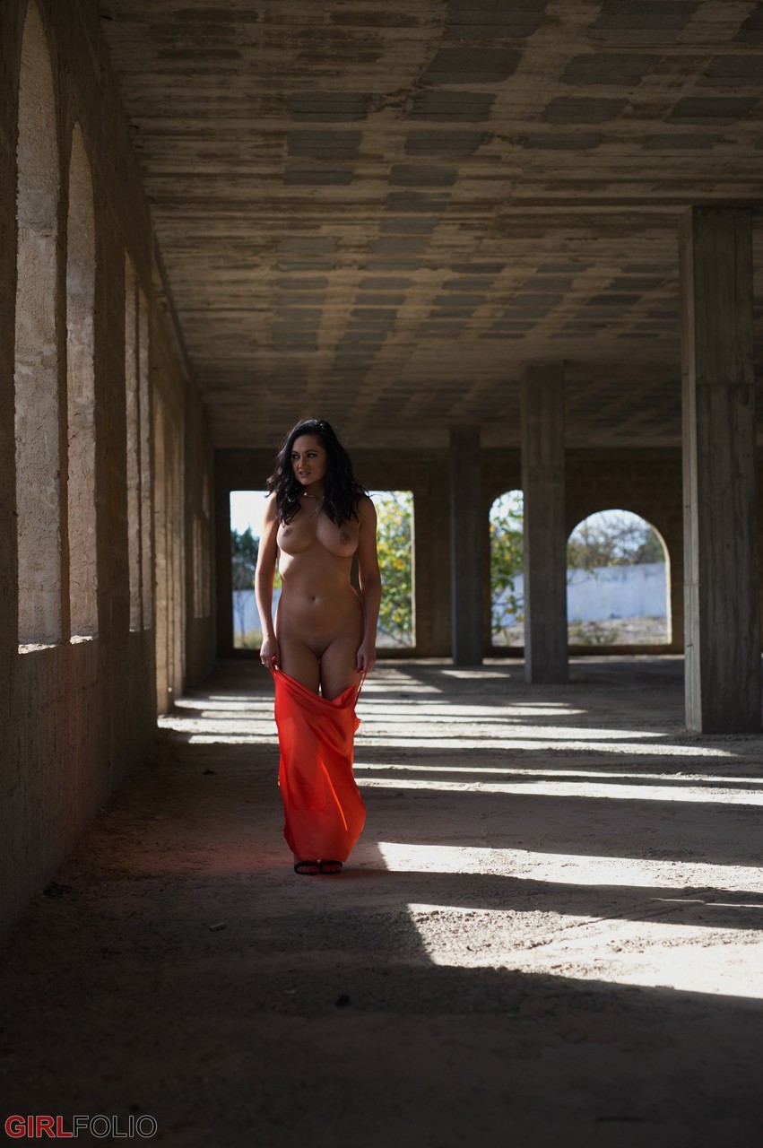 UK model Bonnie Bellotti slips out of a short dress while wearing no panties porno fotoğrafı #428468035
