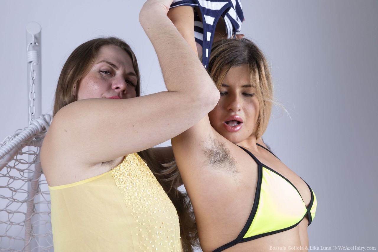 Teen lesbians Lika Luna & Bossaia Golloia sport hairy pits while licking muffs 色情照片 #426401307
