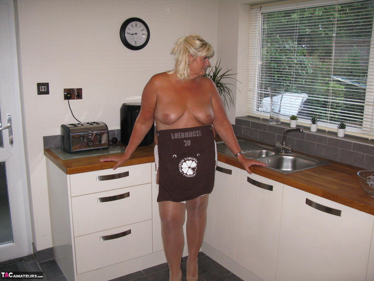 Middle-age blonde plumper Chrissy Uk covers her mostly naked body in batter porno fotoğrafı #428115515