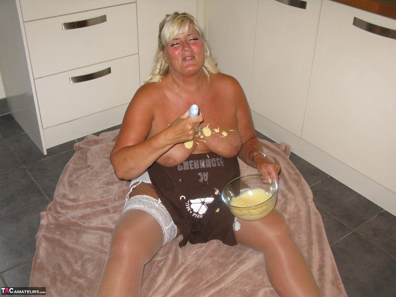 Middle-age blonde plumper Chrissy Uk covers her mostly naked body in batter foto pornográfica #428115547 | TAC Amateurs Pics, Chrissy Uk, Chubby, pornografia móvel