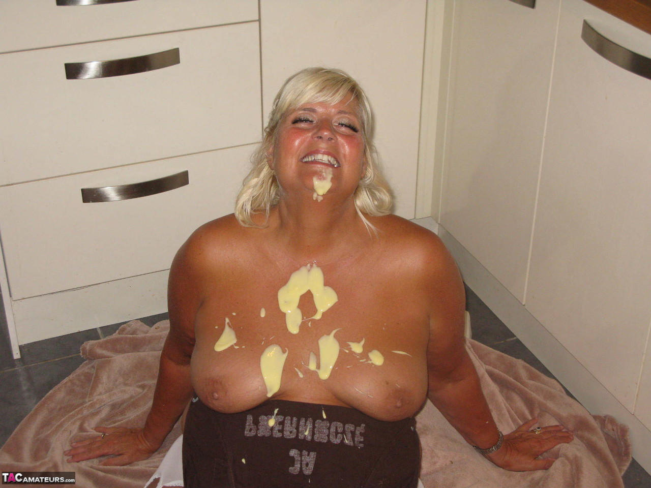 Middle-age blonde plumper Chrissy Uk covers her mostly naked body in batter foto pornográfica #428115565 | TAC Amateurs Pics, Chrissy Uk, Chubby, pornografia móvel