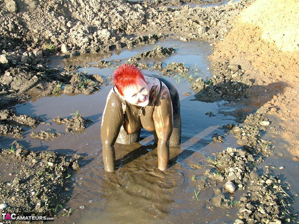Mature redhead Valgasmic Exposed covers her fat body in mud porn photo #424926977