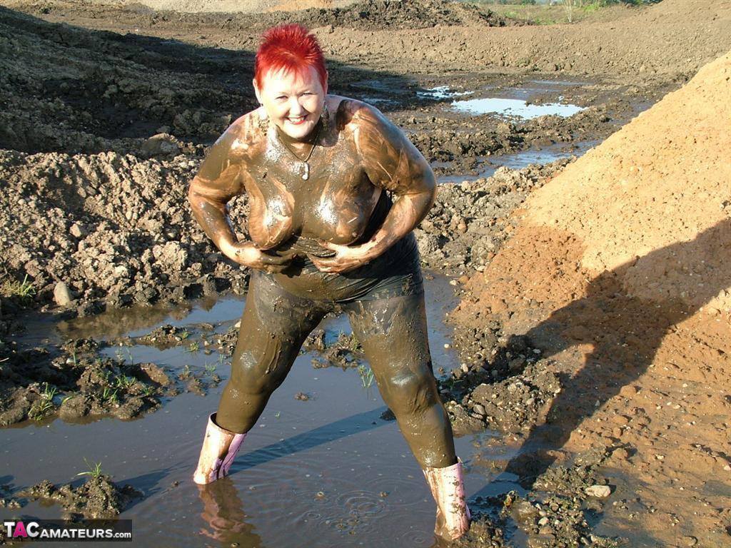 Mature redhead Valgasmic Exposed covers her fat body in mud porn photo #424926981