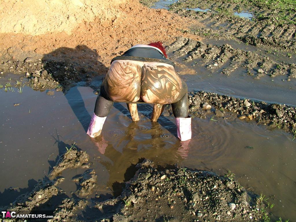 Mature redhead Valgasmic Exposed covers her fat body in mud porn photo #424926999