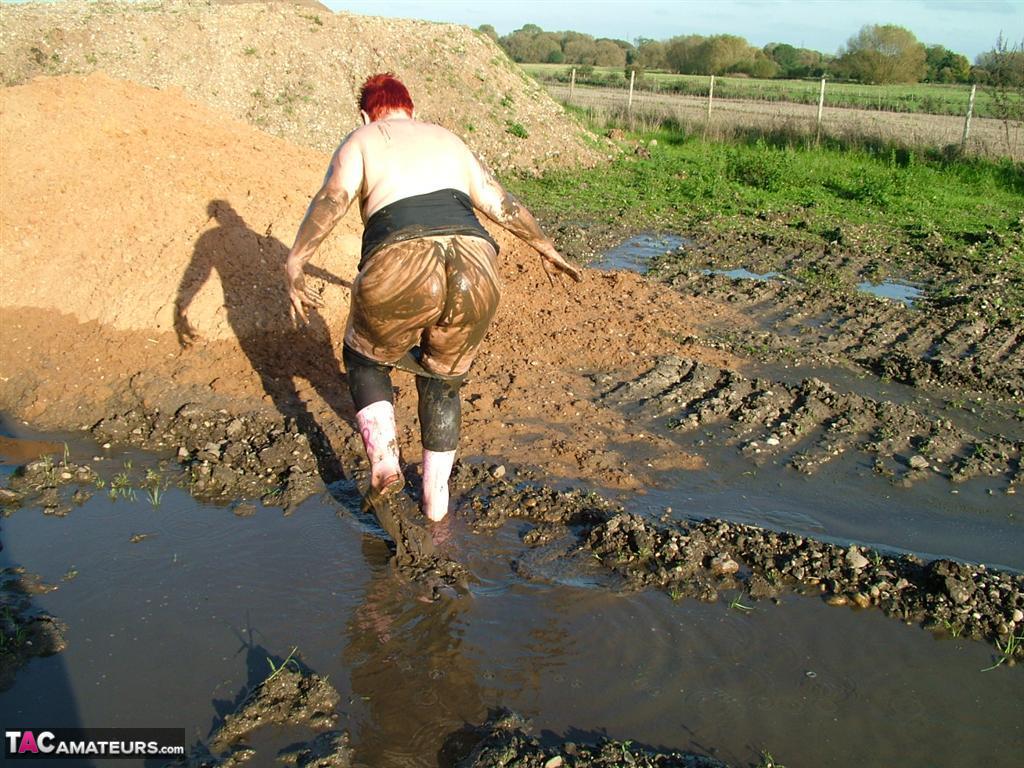 Mature redhead Valgasmic Exposed covers her fat body in mud porno fotky #424927020 | TAC Amateurs Pics, Valgasmic Exposed, Chubby, mobilní porno