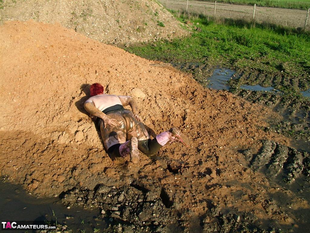 Mature redhead Valgasmic Exposed covers her fat body in mud 色情照片 #424927029 | TAC Amateurs Pics, Valgasmic Exposed, Chubby, 手机色情