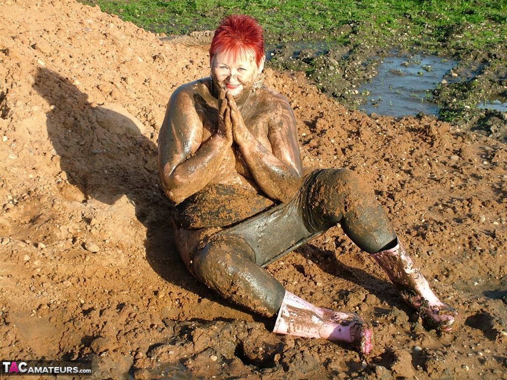 Mature redhead Valgasmic Exposed covers her fat body in mud porno fotky #424927044 | TAC Amateurs Pics, Valgasmic Exposed, Chubby, mobilní porno
