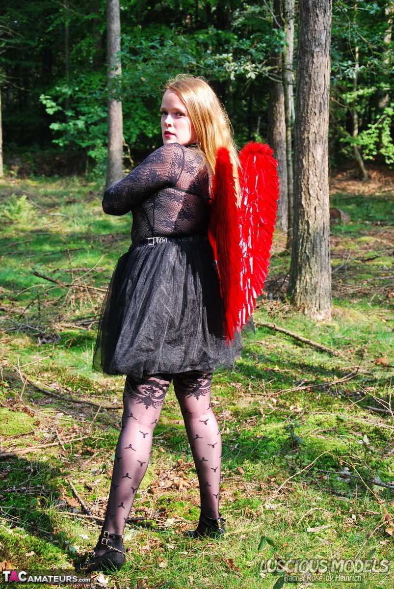 Amateur solo girl sports angel wings while modelling lingerie on a tree stump foto pornográfica #428731735