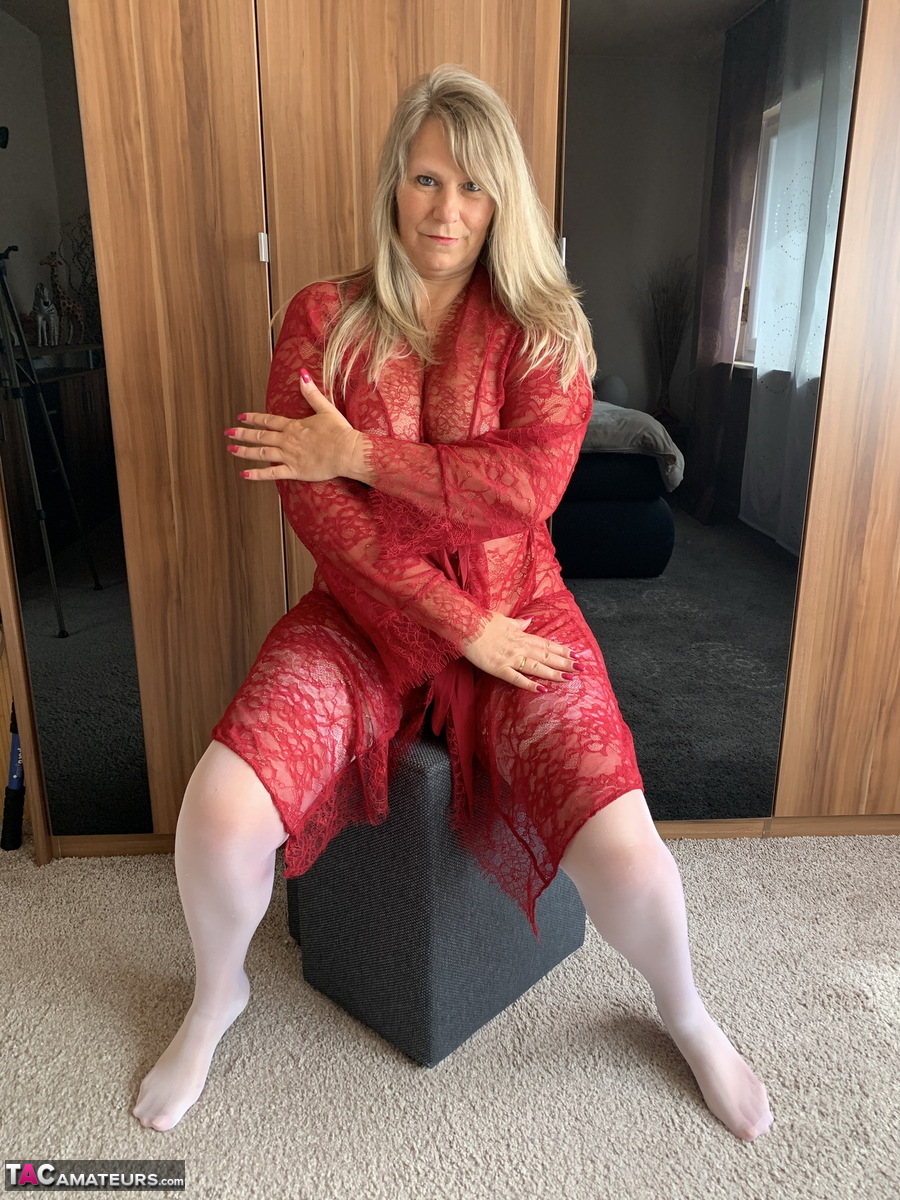 Mature blonde amateur Sweet Susi doffs a robe to pose nude in white stockings porno fotoğrafı #422680232