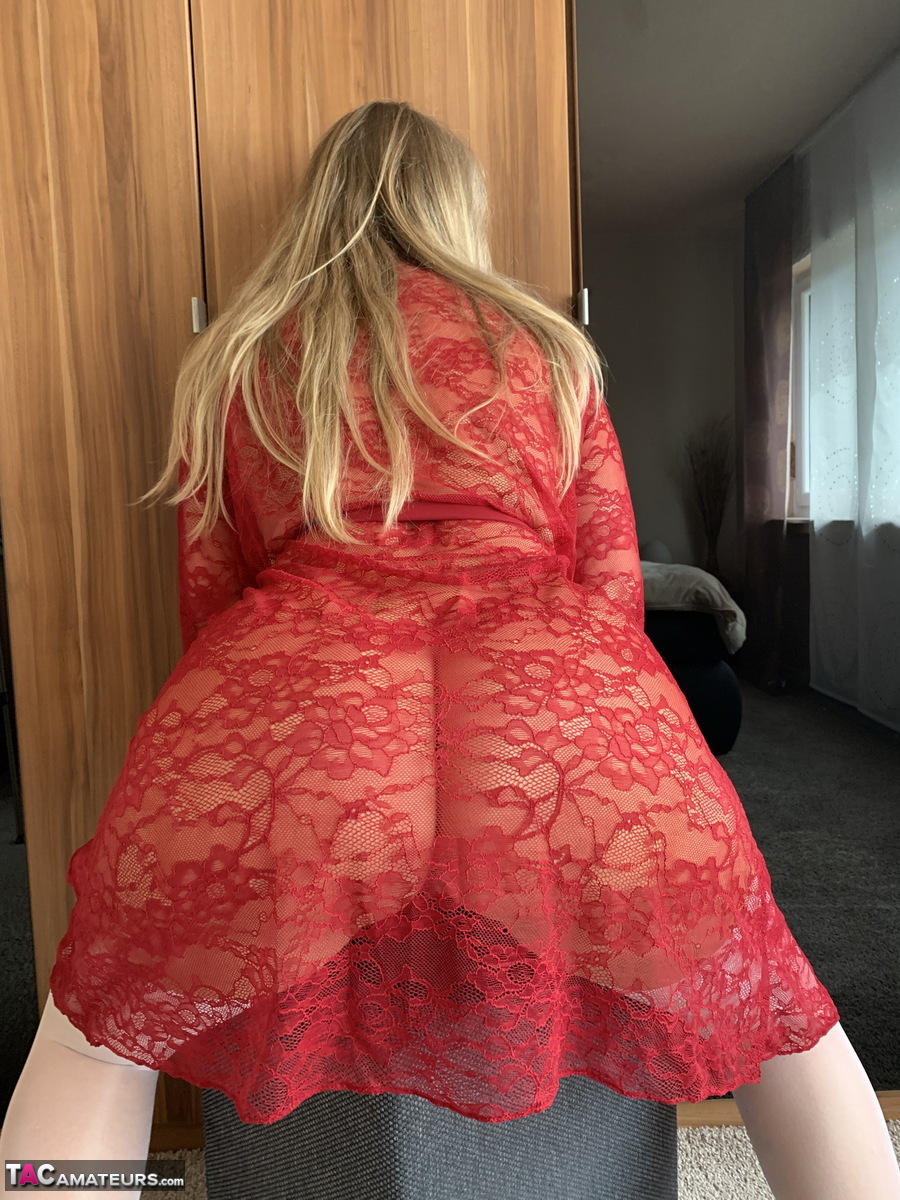 Mature blonde amateur Sweet Susi doffs a robe to pose nude in white stockings porno fotoğrafı #422680234