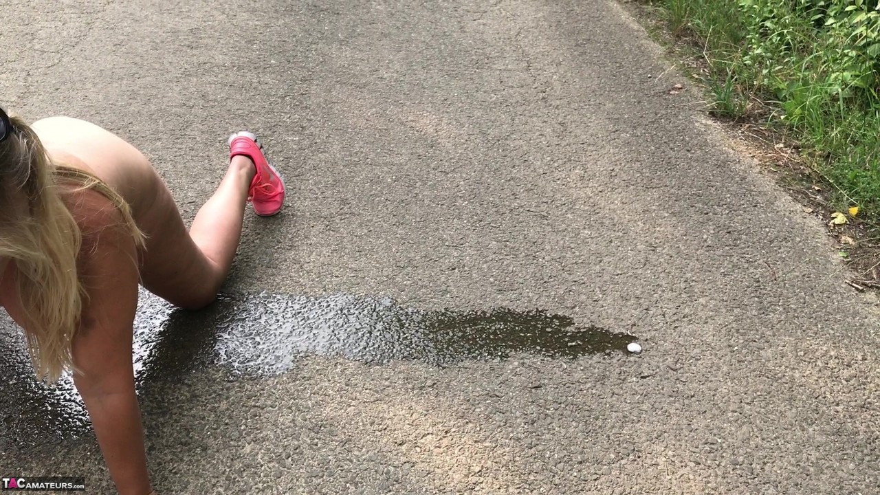 Blonde amateur Sweet Susi takes a piss while naked on a paved road 포르노 사진 #428753780 | TAC Amateurs Pics, Sweet Susi, Pissing, 모바일 포르노