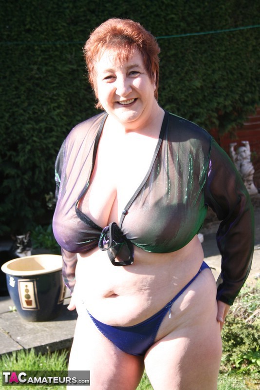 Mature redhead BBW Kinky Carol sets her huge boobs free in the yard foto porno #424835151