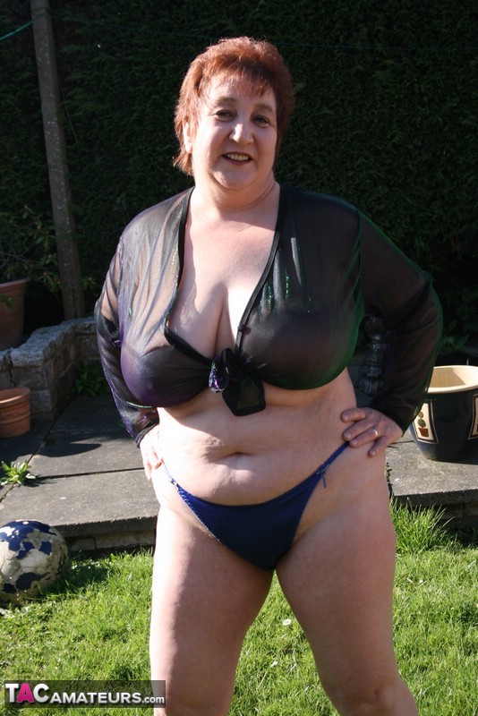 Mature redhead BBW Kinky Carol sets her huge boobs free in the yard foto porno #424835154