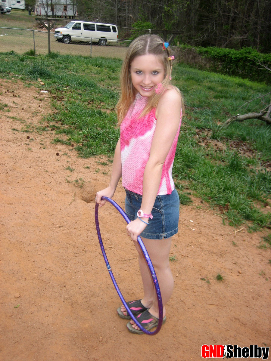 Petite teen Shelby plays around with a hoola hoop foto pornográfica #425533111
