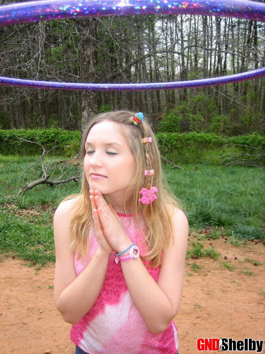 Petite teen Shelby plays around with a hoola hoop foto pornográfica #426297629