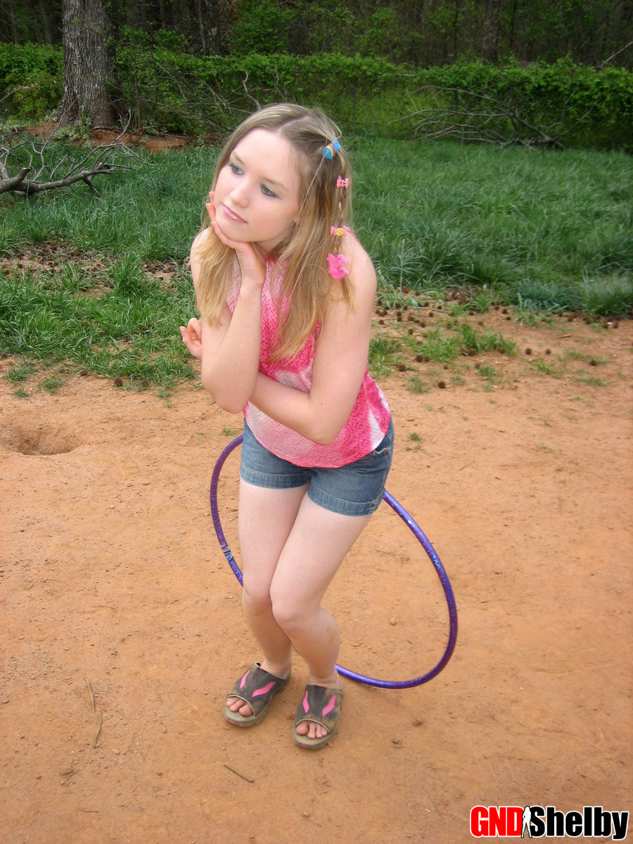 Petite teen Shelby plays around with a hoola hoop foto porno #426297634 | GND Shelby Pics, Shorts, porno móvil