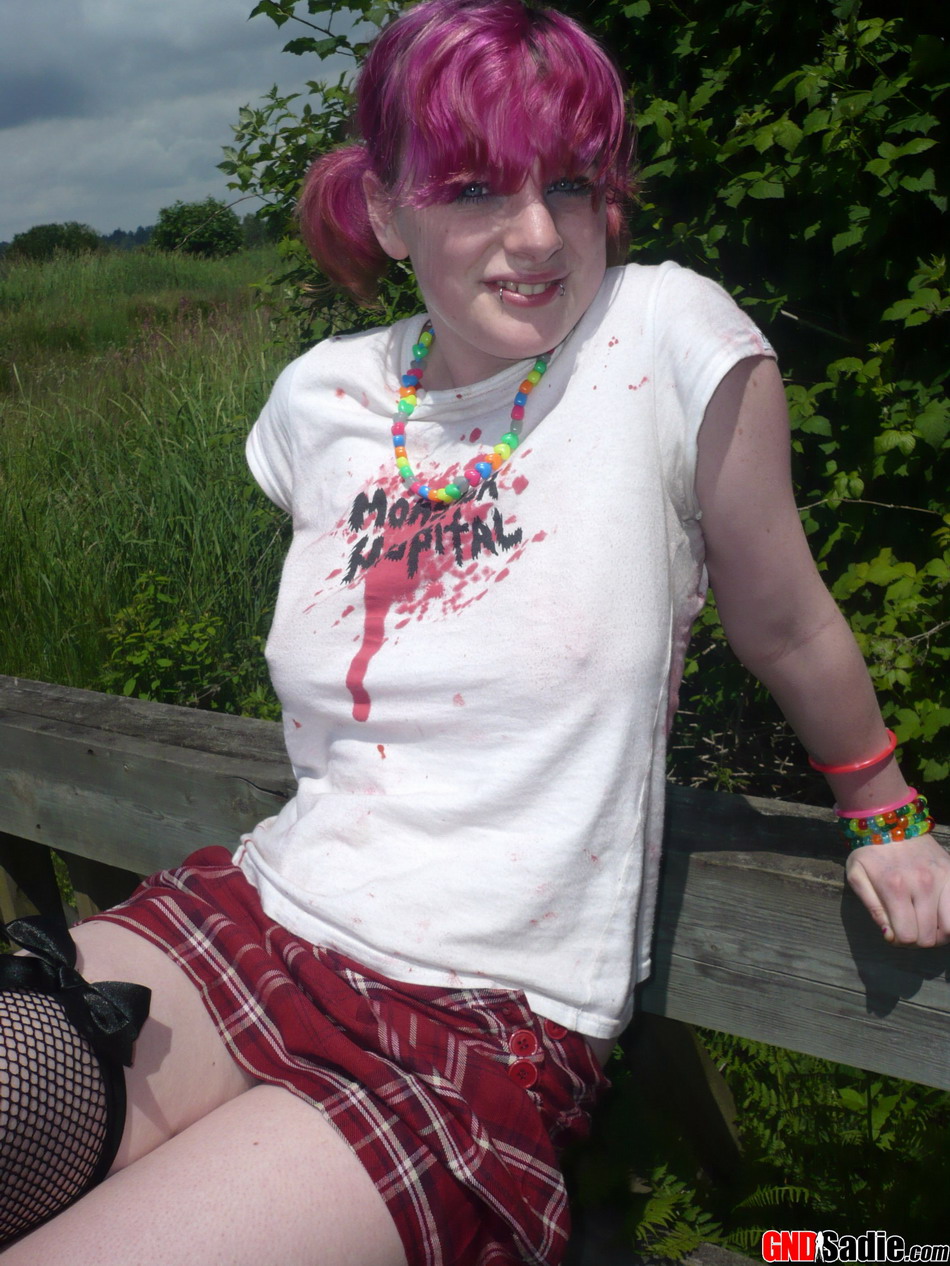 Young amateur with dyed hair exposes herself at a nature preserve foto porno #428699609