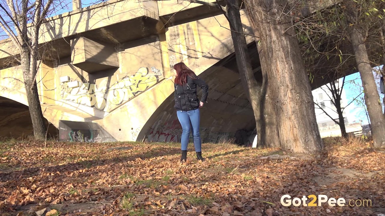 Solo girl Amanda Hill pulls down her jeans for a pee behind a tree in public порно фото #426335398 | Got 2 Pee Pics, Amanda Hill, Pissing, мобильное порно