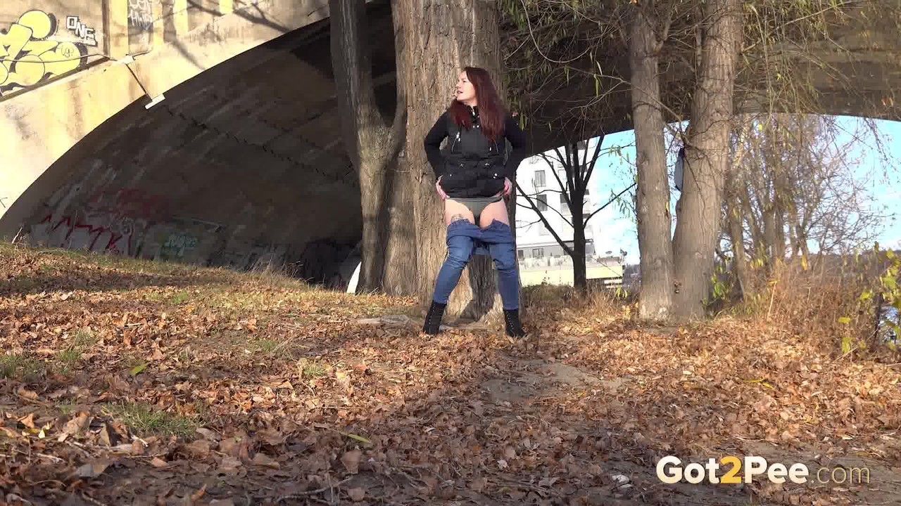 Solo girl Amanda Hill pulls down her jeans for a pee behind a tree in public 色情照片 #426335494 | Got 2 Pee Pics, Amanda Hill, Pissing, 手机色情