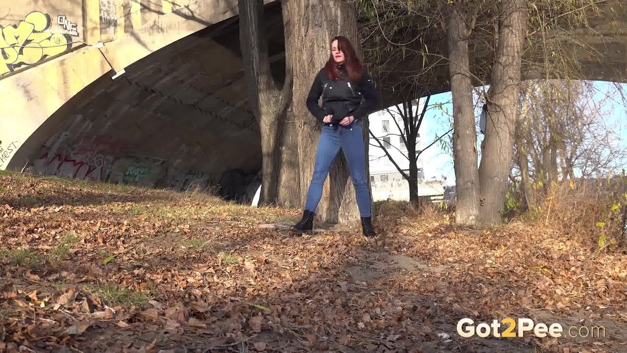 Solo girl Amanda Hill pulls down her jeans for a pee behind a tree in public 色情照片 #426335496 | Got 2 Pee Pics, Amanda Hill, Pissing, 手机色情