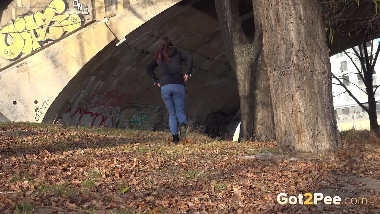 Solo girl Amanda Hill pulls down her jeans for a pee behind a tree in public 色情照片 #426335499 | Got 2 Pee Pics, Amanda Hill, Pissing, 手机色情