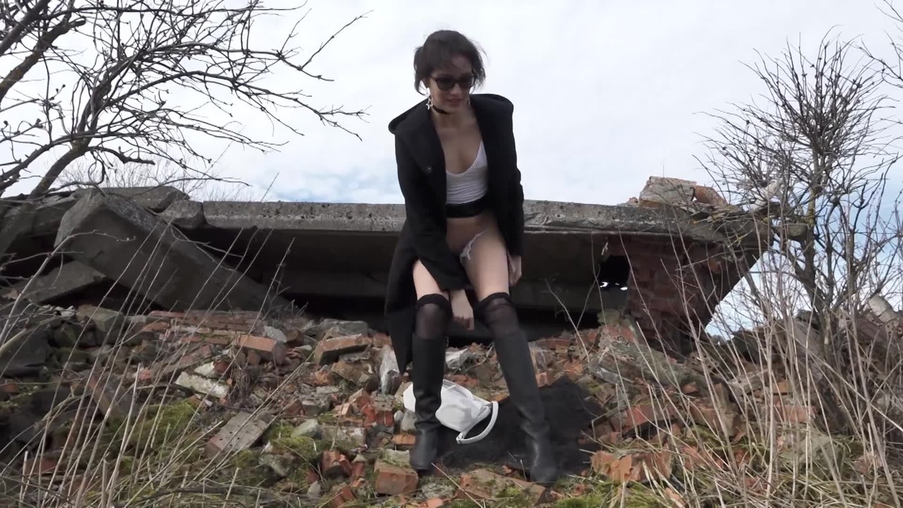 Caucasian girl Kristina takes a badly needed piss over a bank in sunglasses 포르노 사진 #427330494