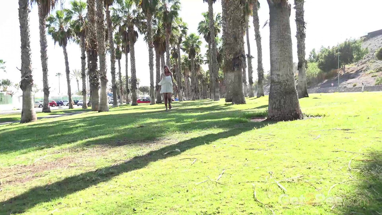 Platinum blonde Chloe Lamour takes a piss on a lawn while wearing sunglasses porno foto #424779851 | Got 2 Pee Pics, Chloe Lamour, Pissing, mobiele porno