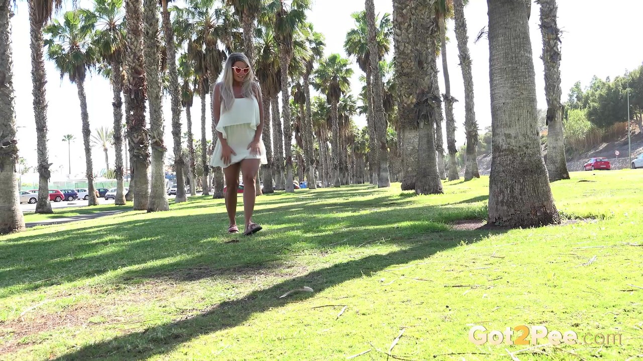 Platinum blonde Chloe Lamour takes a piss on a lawn while wearing sunglasses porno fotoğrafı #424779873