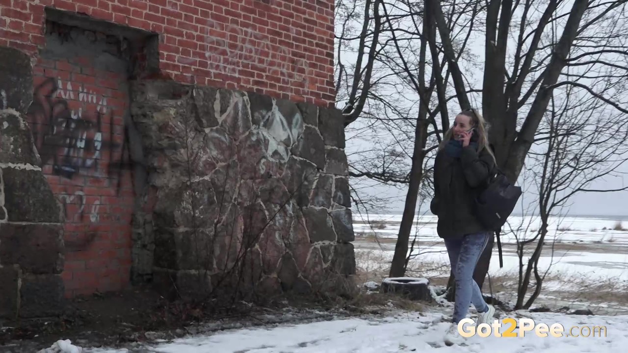White girl pulls down her jeans for a badly needed pee on snow-covered ground 포르노 사진 #426322460