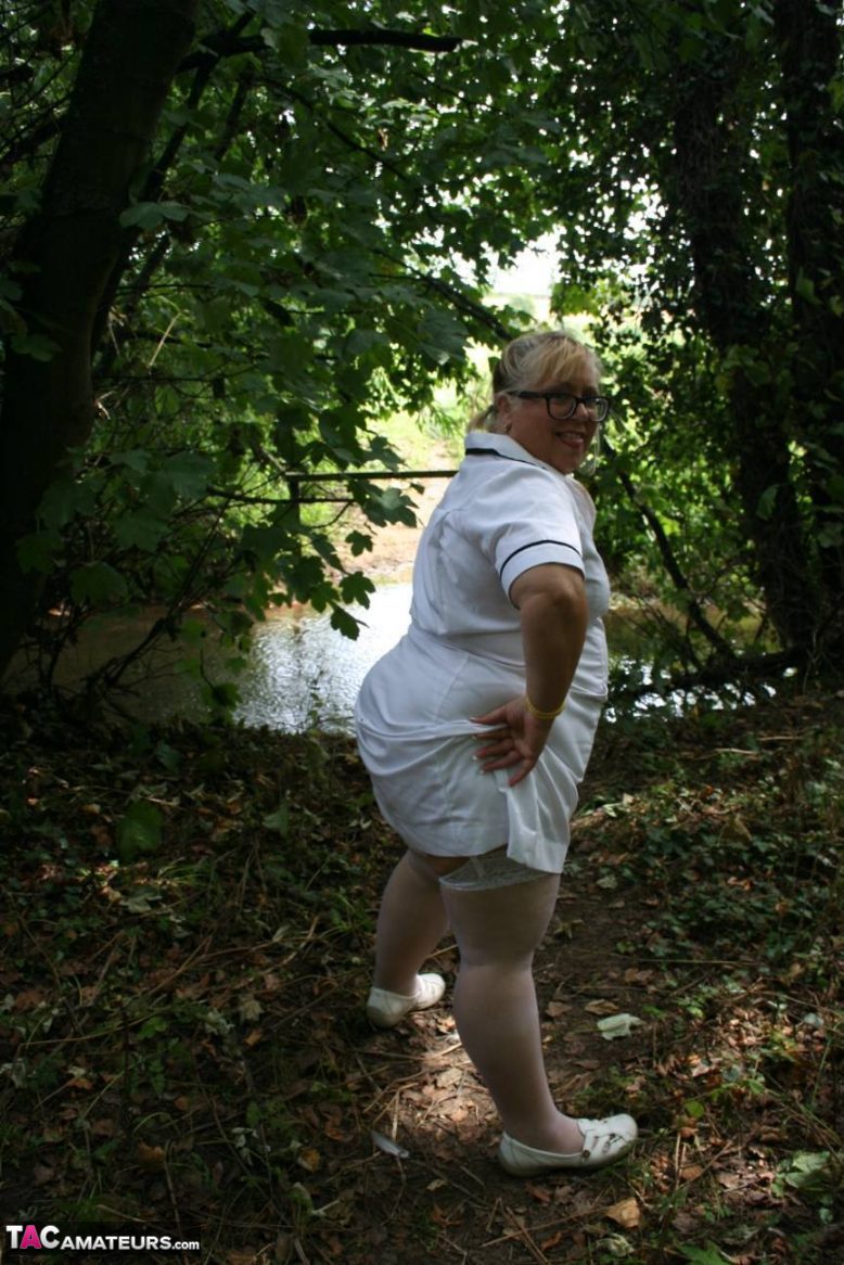 Obese blonde nurse Lexie Cummings has sex with two men in the woods porno fotoğrafı #425319512
