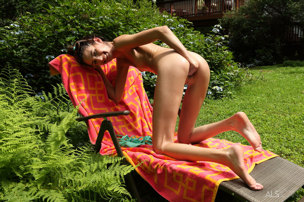 Skinny teen Natalia Nix licks her toes before a sex toy insertion in a yard porno foto #428945581 | ALS Scan Pics, Natalia Nix, Outdoor, mobiele porno