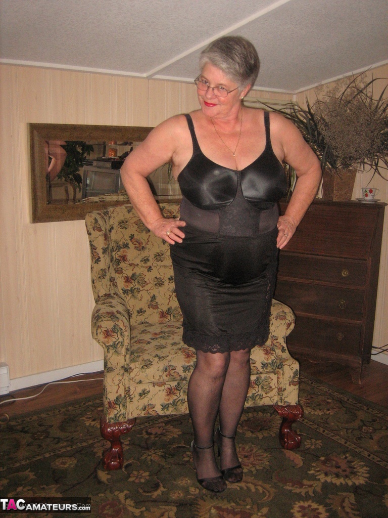 Old amateur Girdle Goddess unleashes her saggy tits before pulling down hose foto porno #428055413