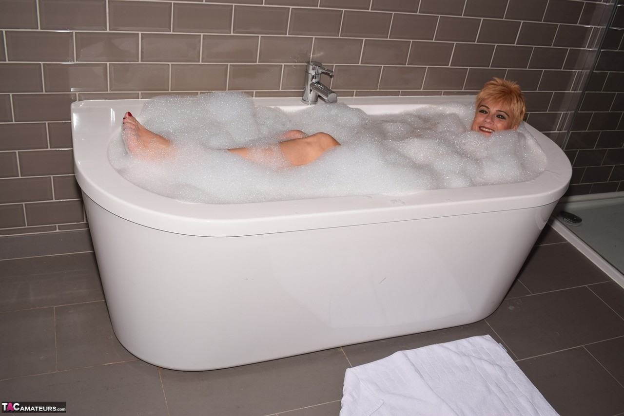 Mature woman Dimonty sports short hair while taking a bubble bath foto porno #426559086